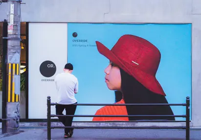 Banner leunend tegen hekje voor billboard