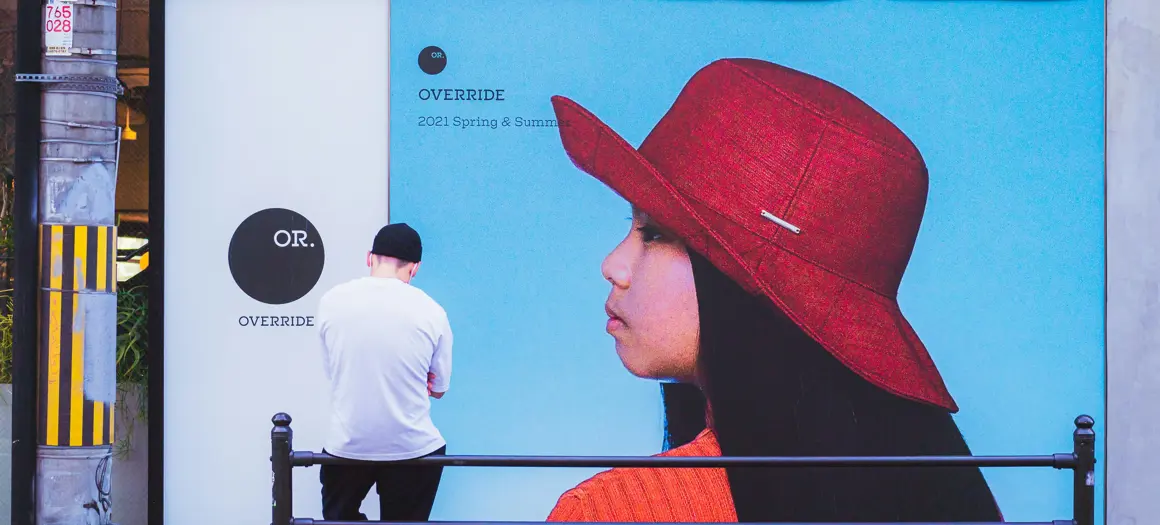 Banner leunend tegen hekje voor billboard