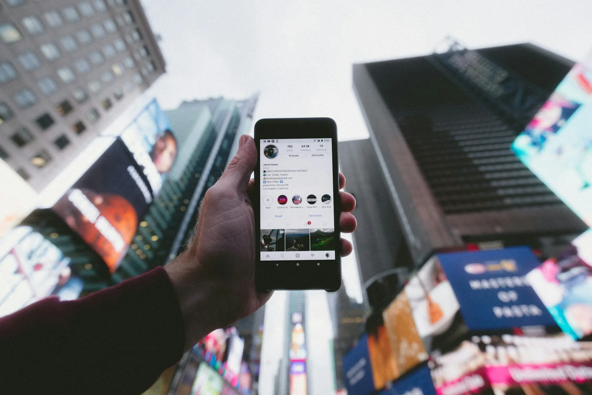 Telefoon in hand met Instagram op Times Square