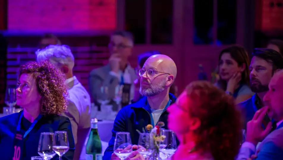 Deelnemer luistert aandachtig tijdens het bvA CMO diner 2025