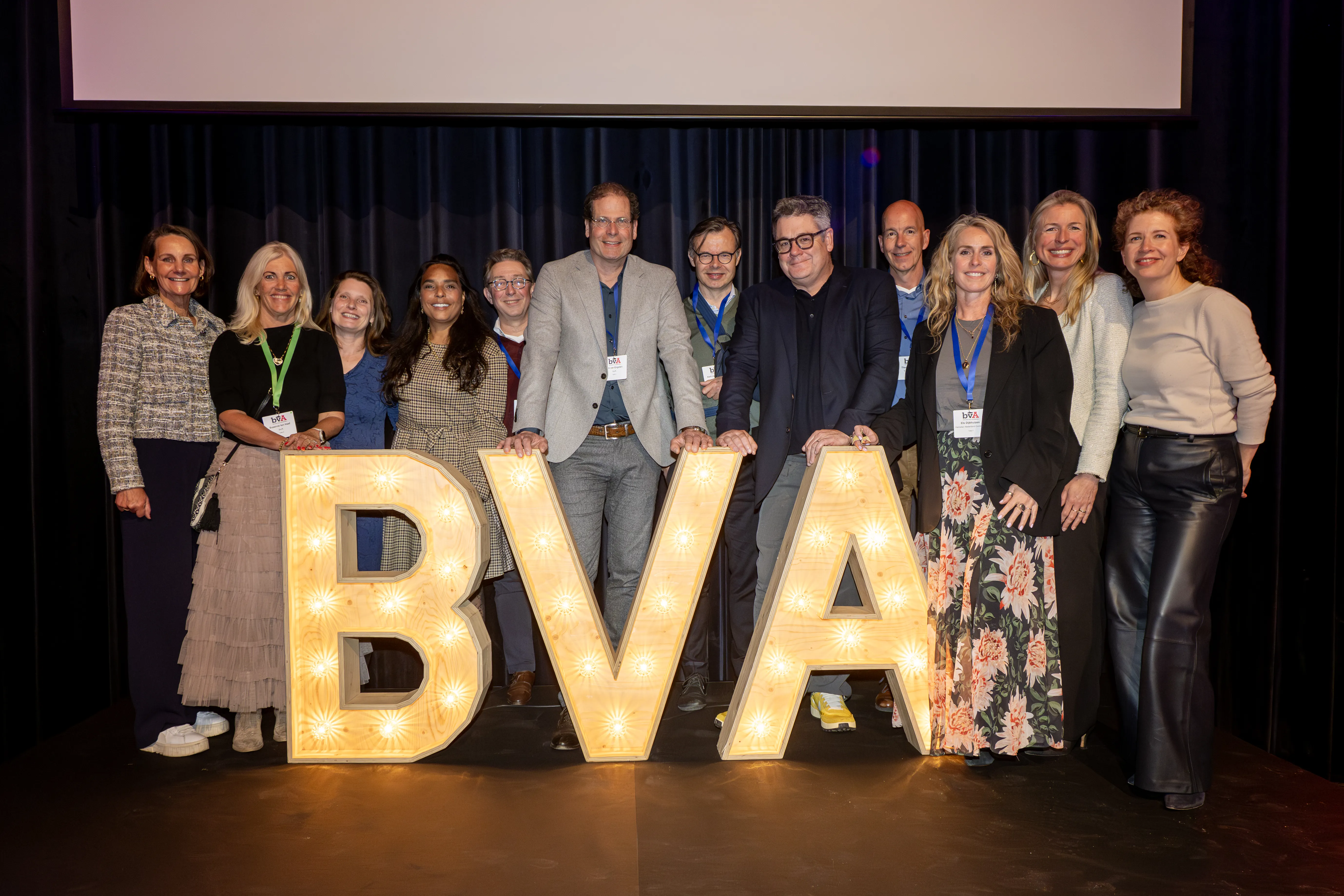 Groepsfoto van bvA bestuur en bureau tijdens CMO diner
