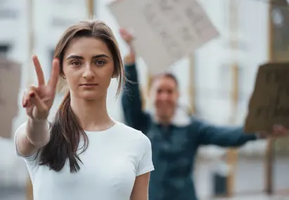 Vrouw met peace gebaar 