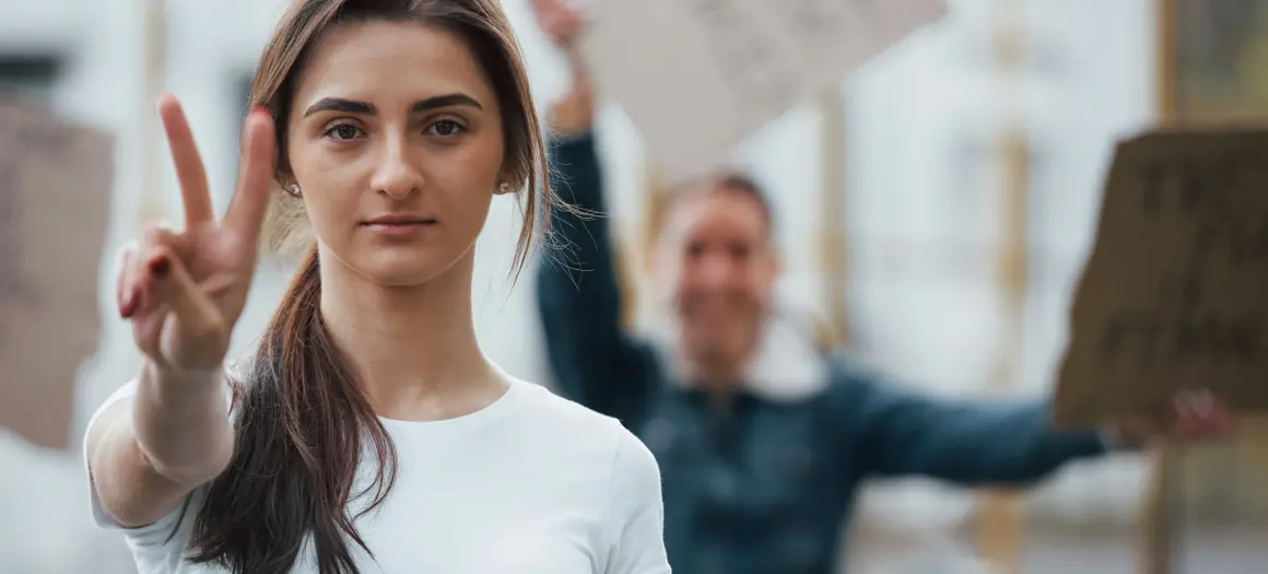 Vrouw met peace gebaar 