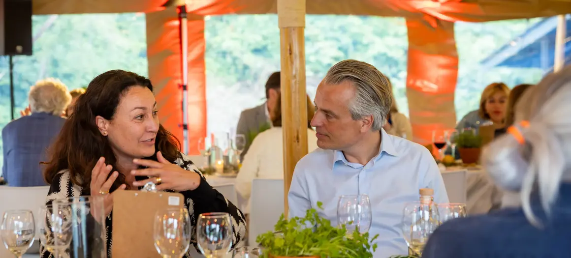 Gesprek aan tafel tijdens bvA CMO diner