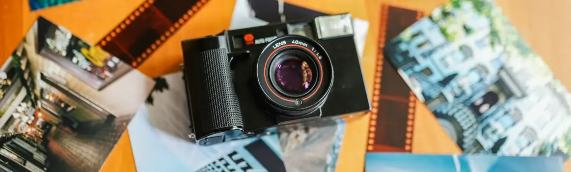 Ouderwetse camera op een tafel voor afgedrukte foto's en negatieven