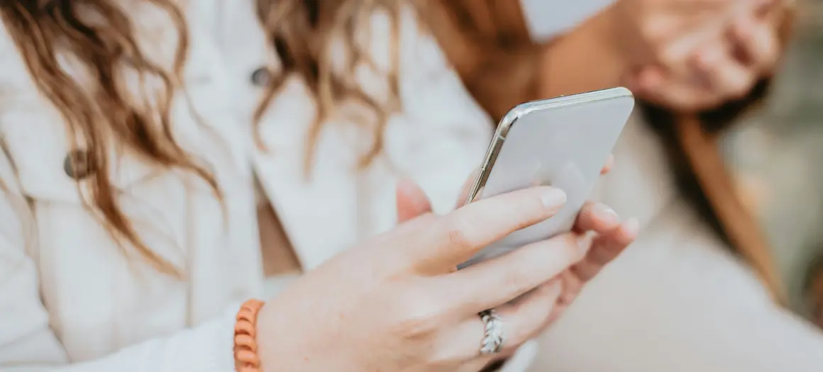 vrouw met telefoon in haar hand