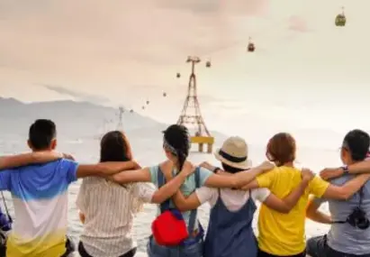 Een groep vrienden op een rand van achter gefotografeerd