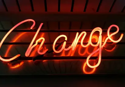 het woord Change in neon-letters