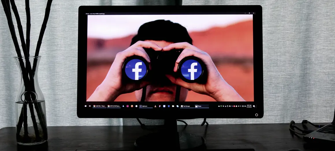 Verrekijker met logo's van Facebook