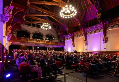 Volle zaal in het KIT Amsterdam tijdens een uitverkochte editie van Koffiedik Kijken in 2025