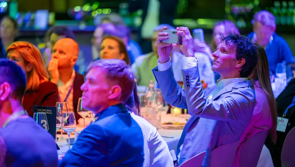 Man maakt foto tijdens bvA CMO diner 2025