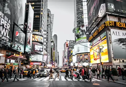 Donkere foto van een druk zebrapad op times square