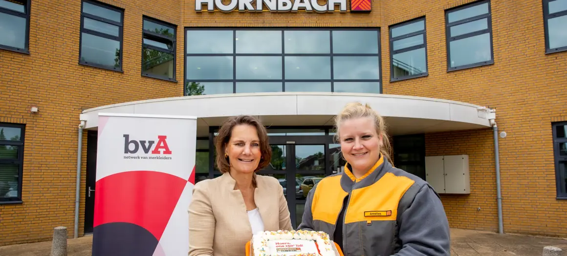 bvA Directeur reikt taart uit aan Hornbach