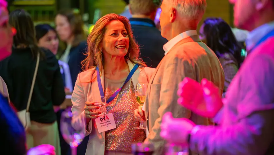 Man en vrouw in gesprek tijdens bvA CMO diner 2025