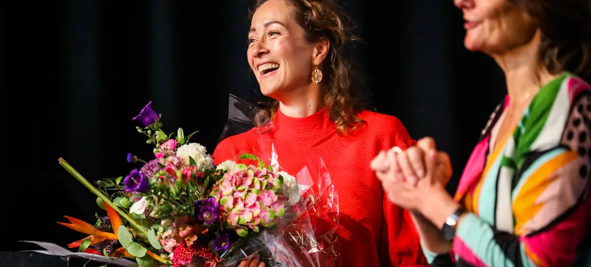 Brenda Smith krijgt bloemen van Henriette van Swinderen