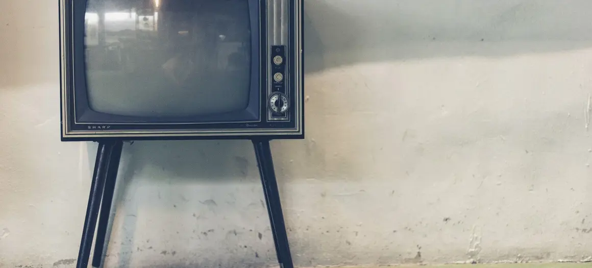 ouderwetse tv op pootjes 