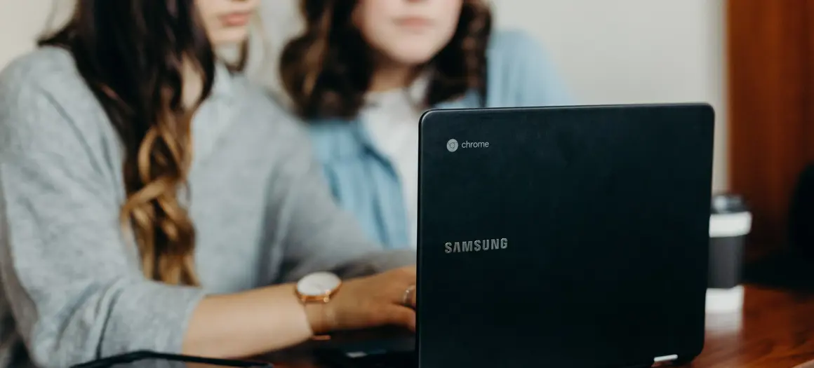 twee Vrouwen achter Samsung Laptop