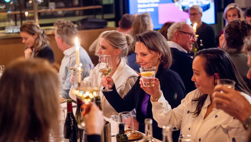 Proosten tijdens bvA Ronde Tafeldiner