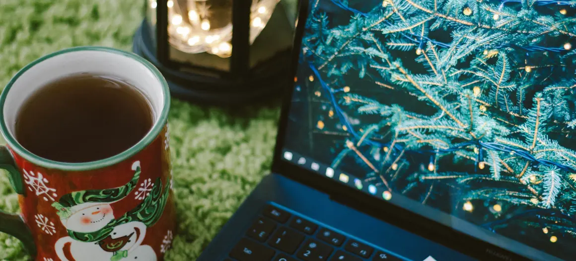 Kerstsfeer met laptop met kerstboom een kerstbeker