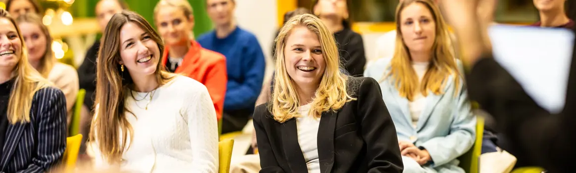 Twee lachende vrouwen tijdens bvA Next event