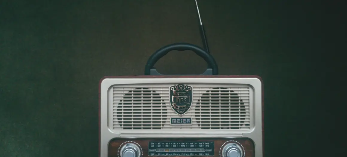Ouderwetse radio met antenne