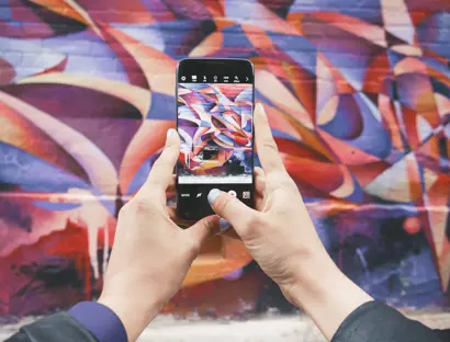 Foto maken met telefoon van geverfde muur