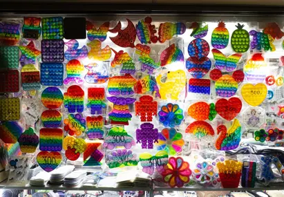 Verschillende soorten Fidget Poppers opgehangen aan de wand