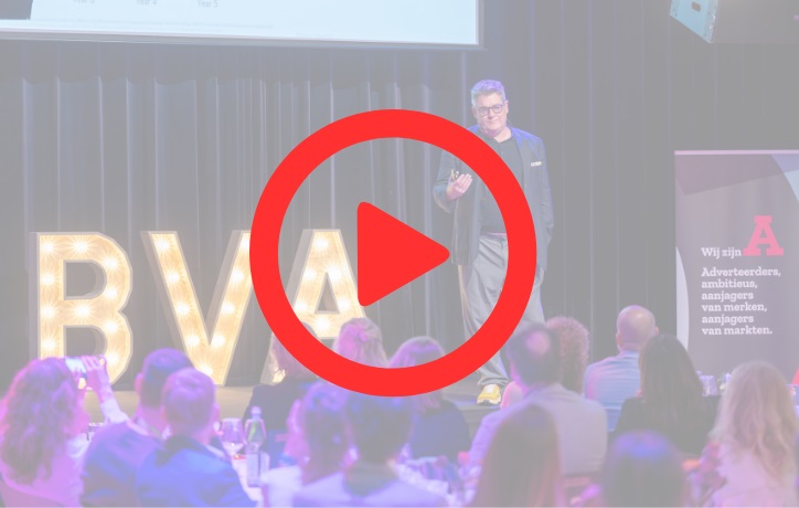 Afbeelding Mark Ritson tijdens bvA CMO-diner met playbutton