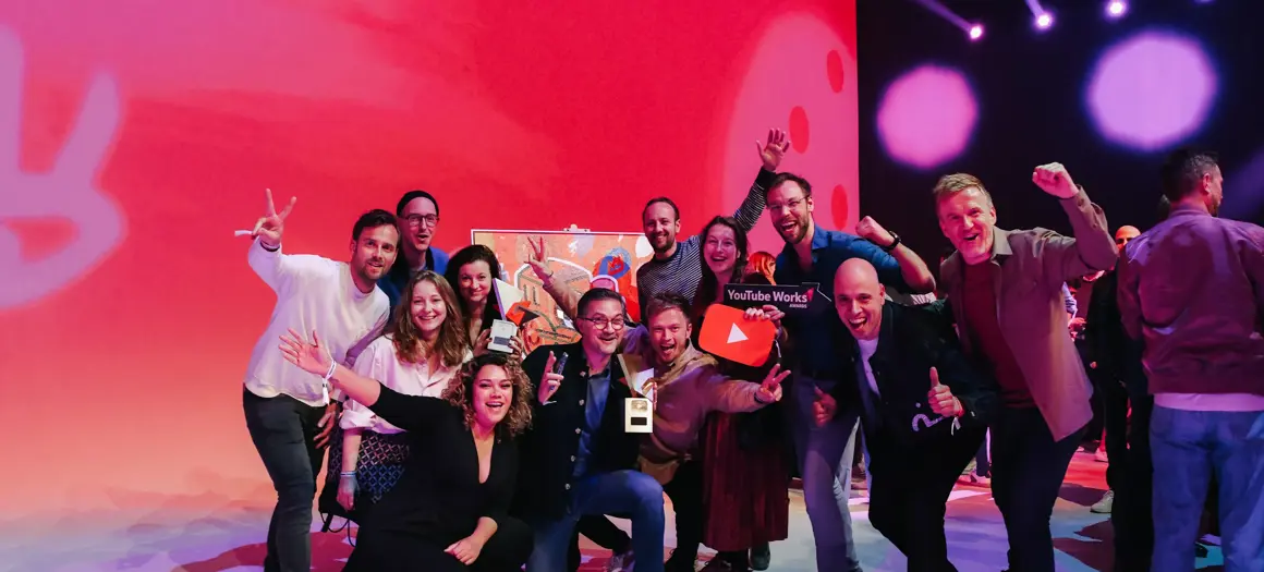 Winnaars op podium tijdens youtube works awards 2024