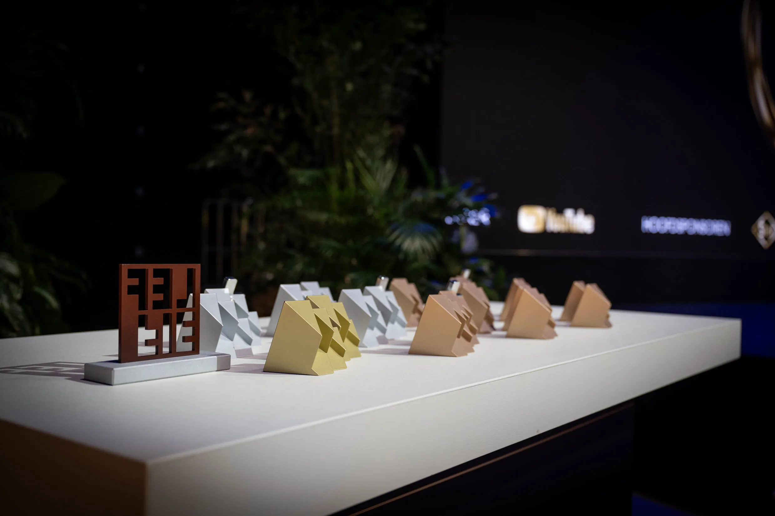 Alle effie awards bij elkaar op de tafel tijdens het event