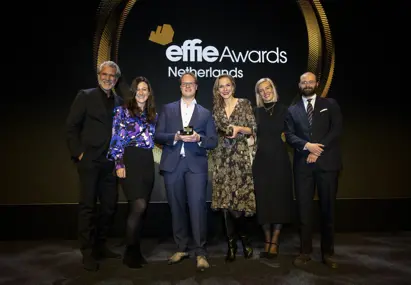 Winnaars effie awards op podium