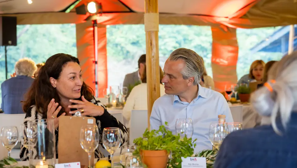 Twee gasten praten aan tafel netwerkdiner