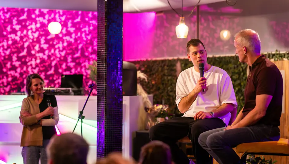 Gesprek tussen sprekers Lode Schaeffer en Guy Lockhoff tijdens bvA Ronde Tafeldiner creativiteit creëren 