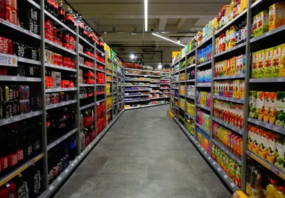 Gangpad in een supermarkt met gevulde schappen