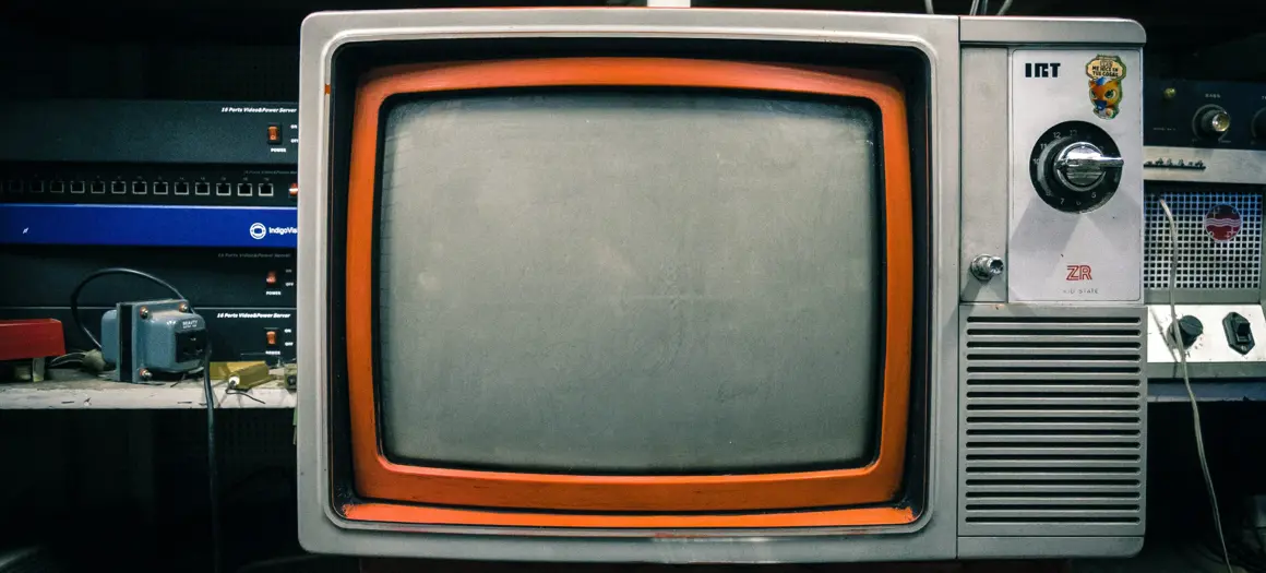 Ouderwetse tv met oranje rand