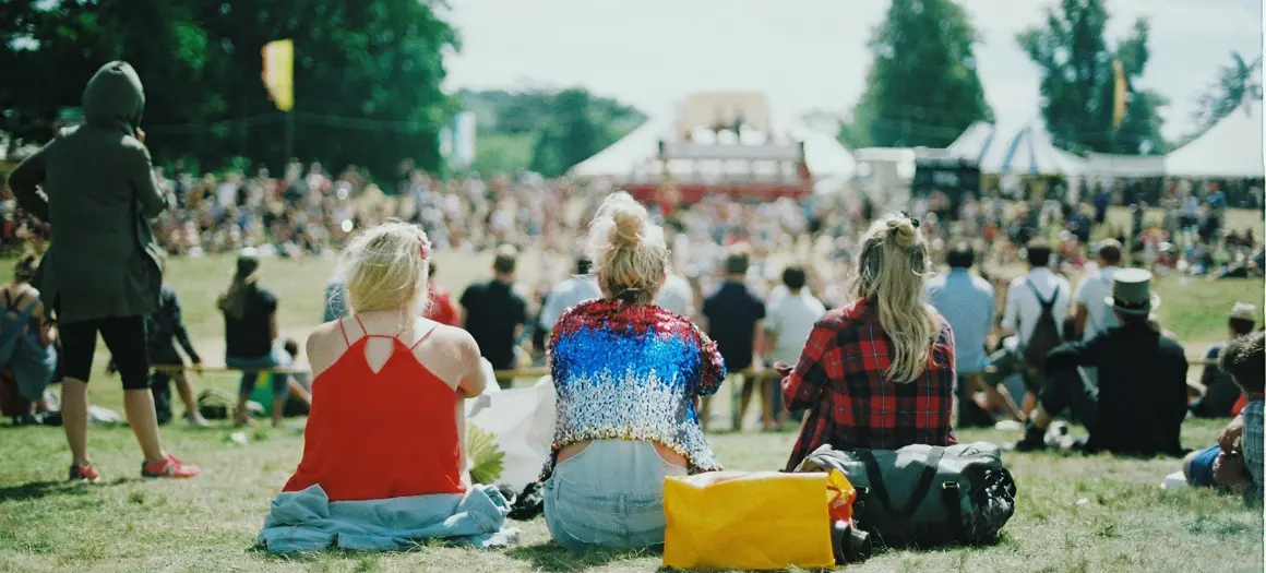 drie vrouwen van achteren gefotografeerd op festival 