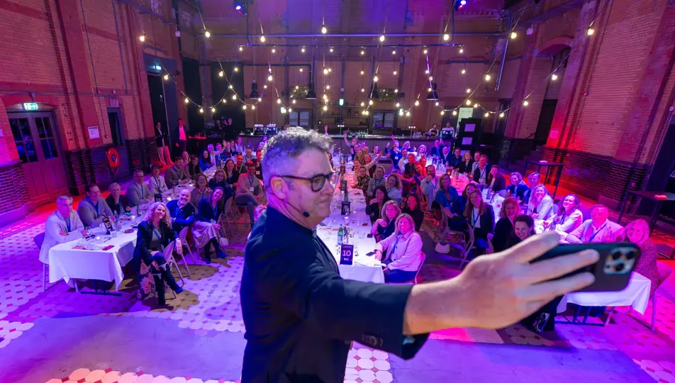 Mark Ritson maakt selfie met aanwezigen tijdens bvA CMO diner
