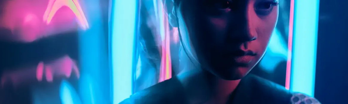 donkere foto van vrouw voor neonverlichting