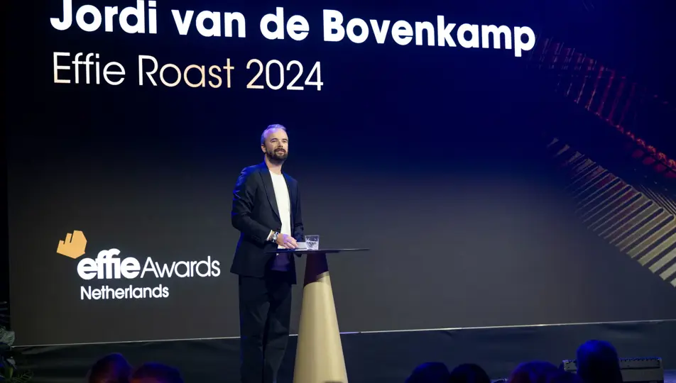 Jordi van de Bovenkamp geeft roast tijdens Effie Awards 2024