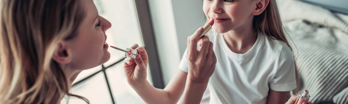 Moeder en dochter brengen make-up aan – illustratie van hoe jonge kinderen in aanraking komen met beauty en skincare