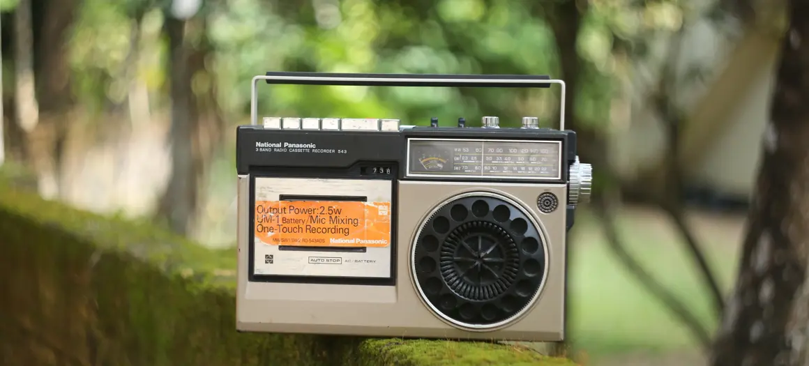 ouderwetse radio op groen hek