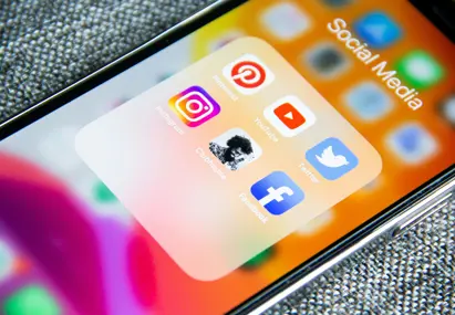 Mobiele telefoon met verschillende social iconen
