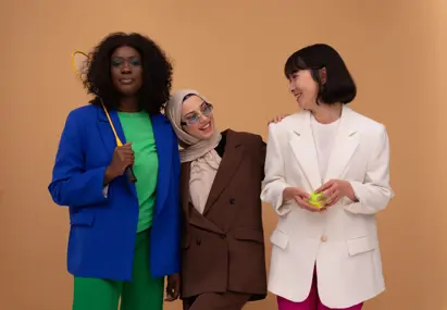 Foto van drie vrouwen met een verschillende etniciteit