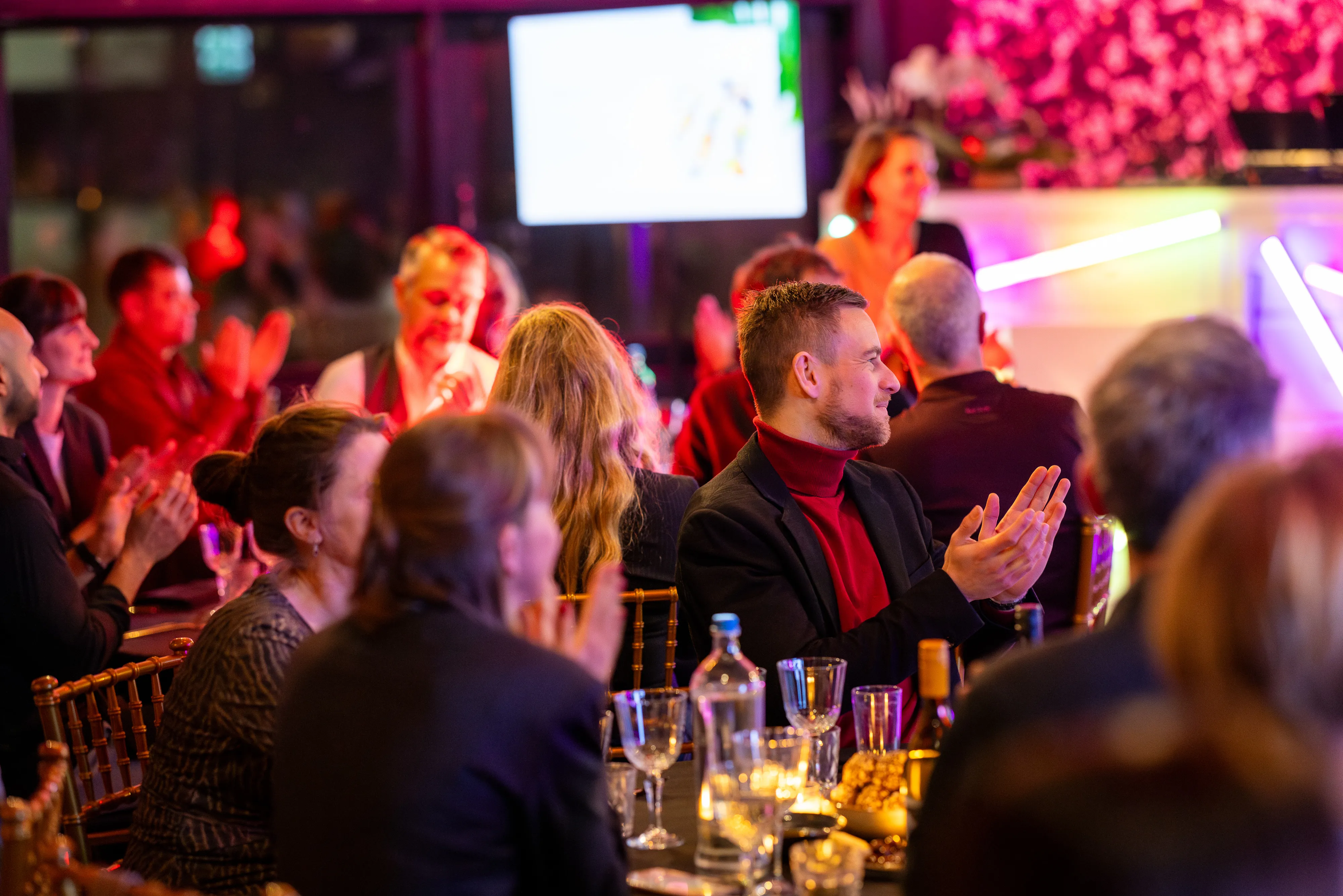 Aanwezigen applaudisseren tijdens netwerkdiner