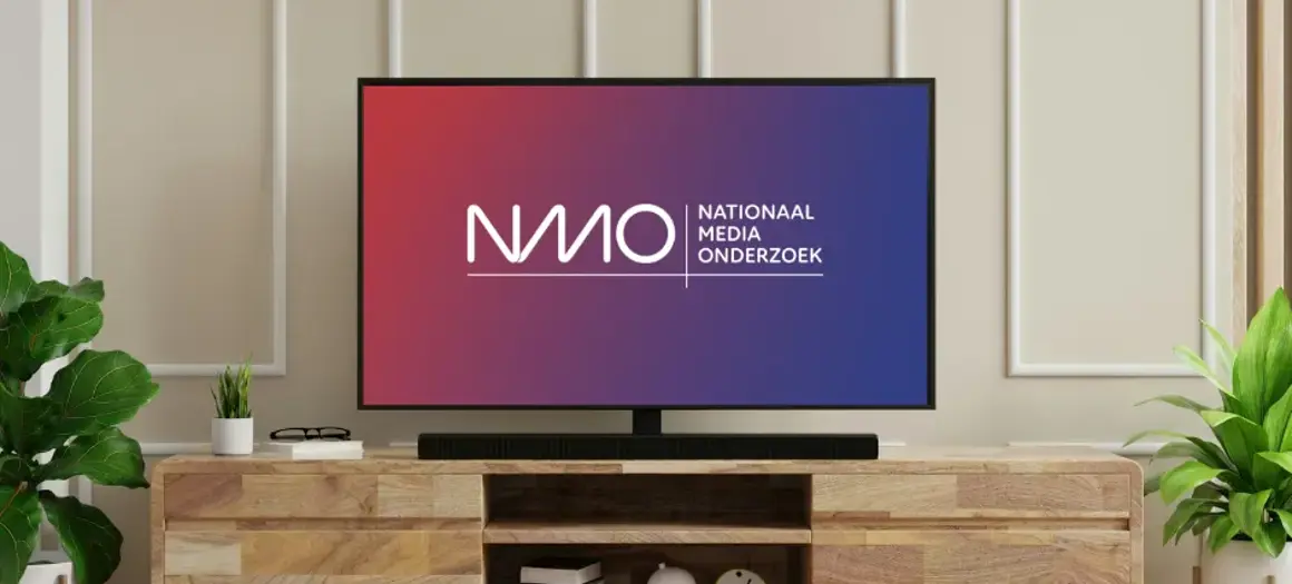 televisie met logo NMO op scherm