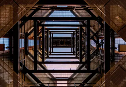 Van onderaf genomen foto van hoog gebouw