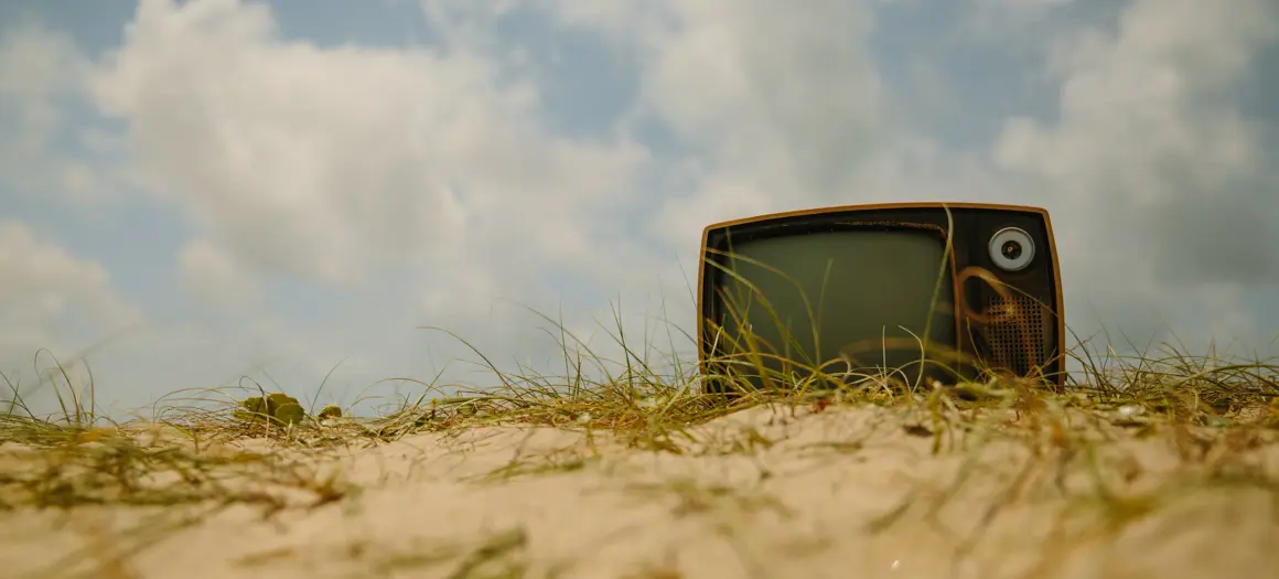 Ouderwetse tv in de duinen