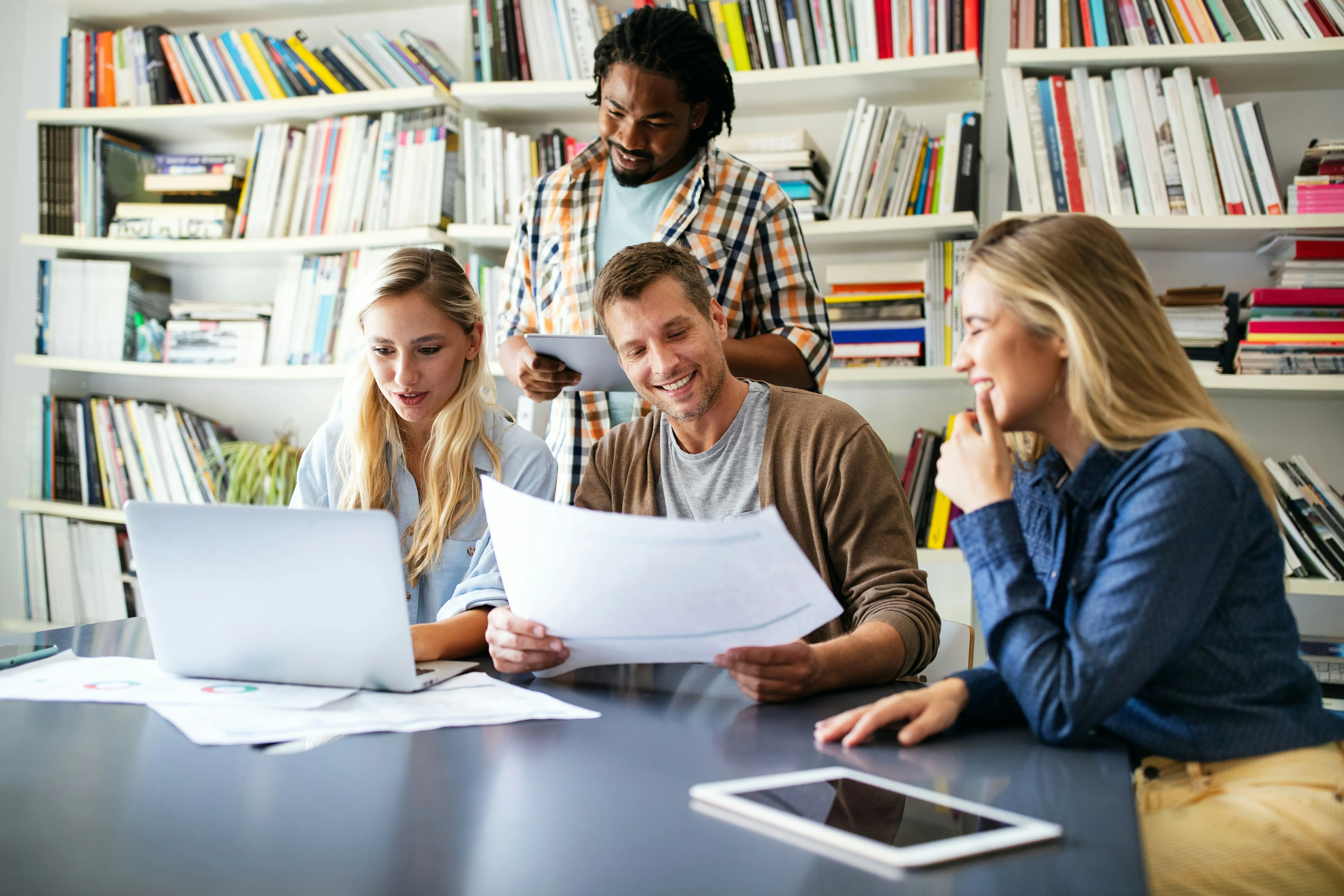 Collega's met elkaar achter laptop