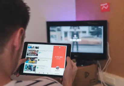 man kijkt youtube op tablet