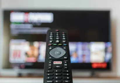 Afstandsbediening gericht op de televisie